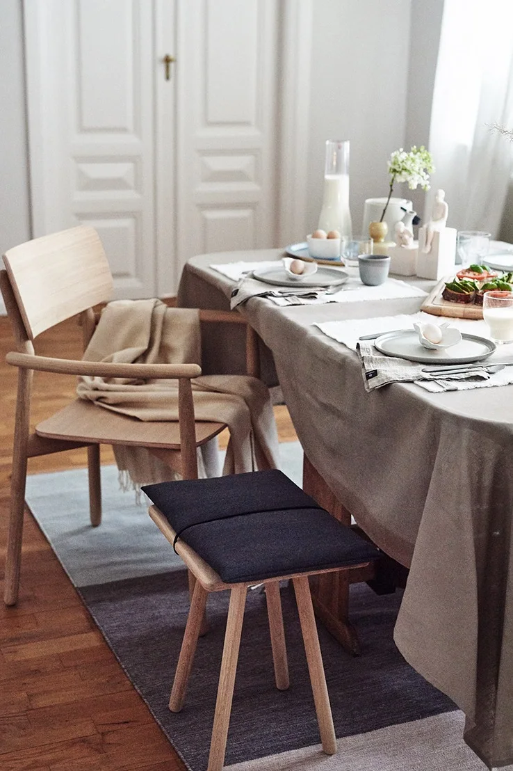 En ljus matplats är helt enligt trender 2019 där matstol i trä från Skagerak skänker frukostdukningen ett harmoniskt uttryck.