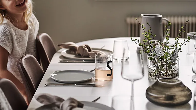 Barnen hjälper till att duka till middag med stengodstallrikar från Menu, Design Letters glas och Hardanger bestick.