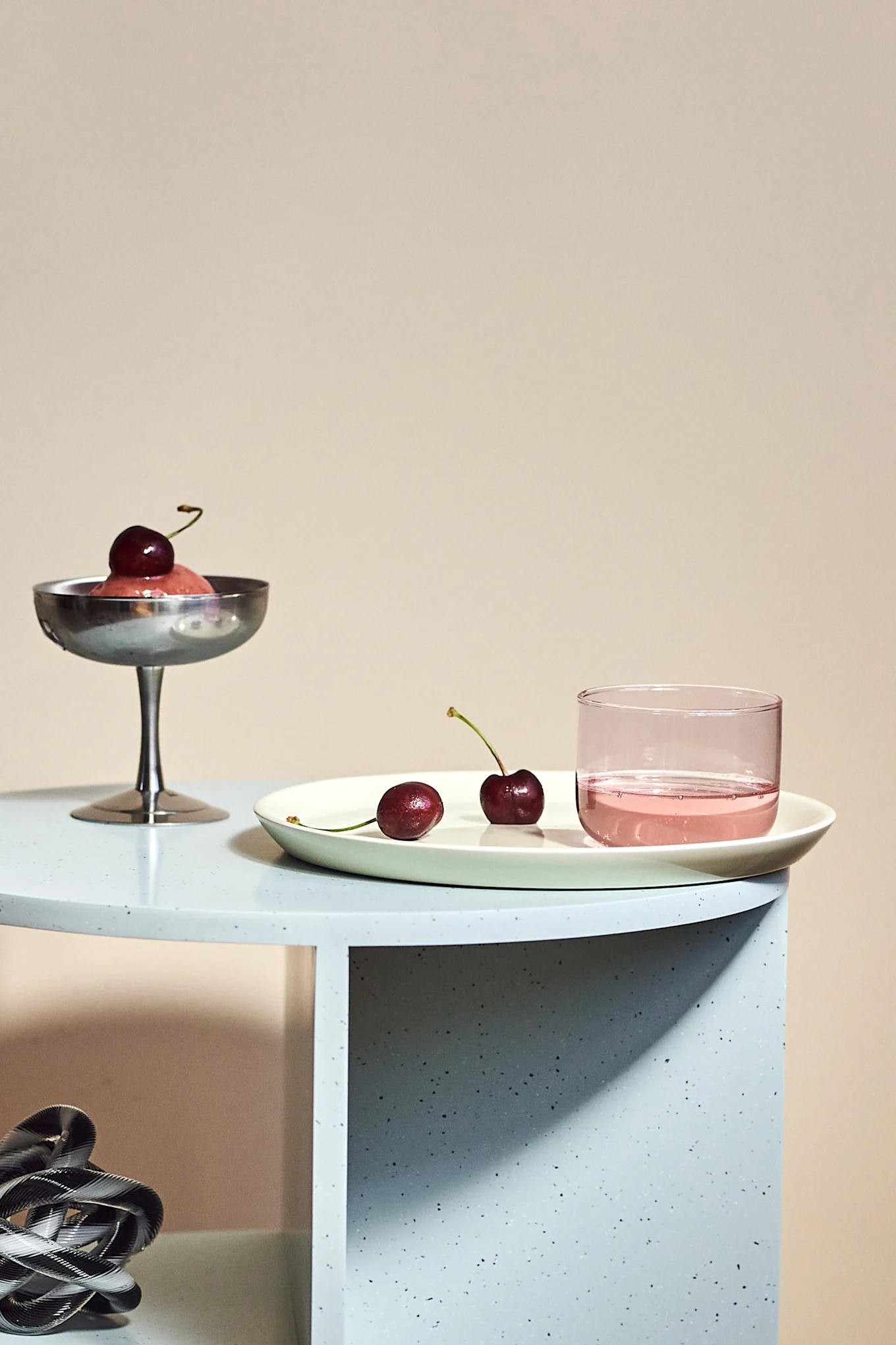 För in pastell i din inredning genom att inreda med Tint glas i en pastellrosa färg från HAY.