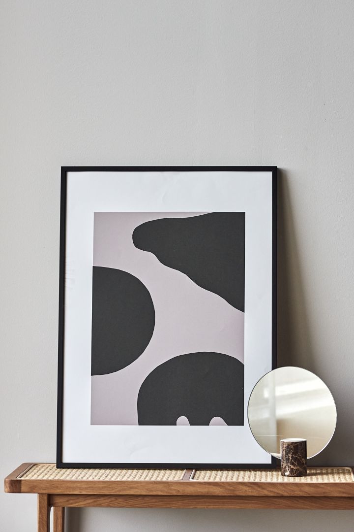 17 snygga posters att inreda ditt hem med - här ser du abstrakta Contour poster från Scandi Living i toner av svart och grått.