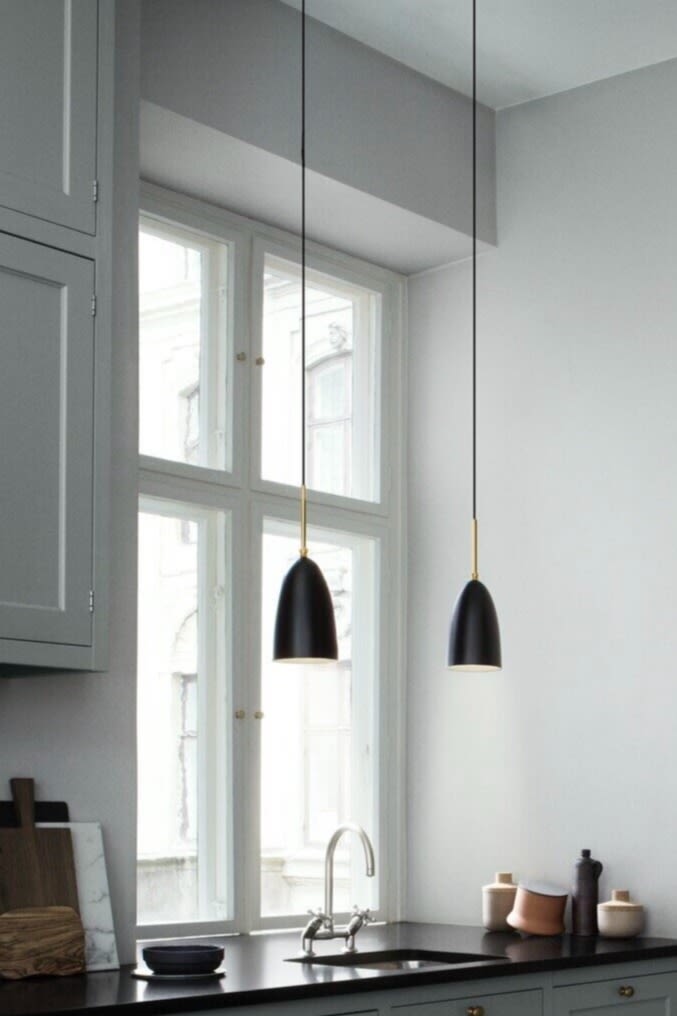 Lys upp din vardag med Gräshoppa taklampa i svart som är ett belysningstips för hemmet från ikoniska GUBI.