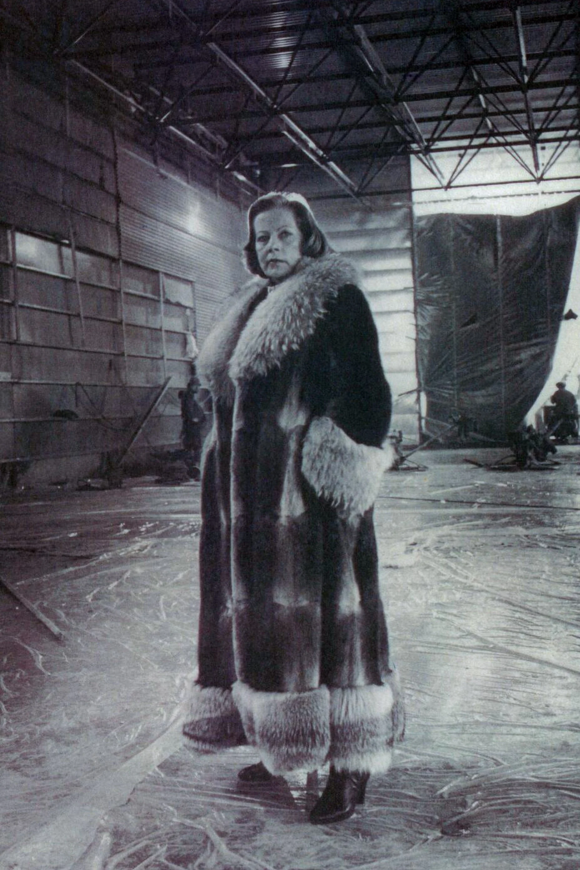 En svartvit porträttbild av den finländske formgivaren och arkitekten Armi Maria Ratia.