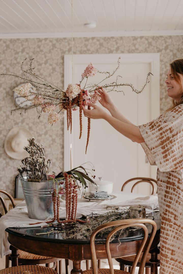 Dekorera hemmet med torkade blommor och gör ett blomstermoln som Johanna Berglund @snickargladjen gör här.