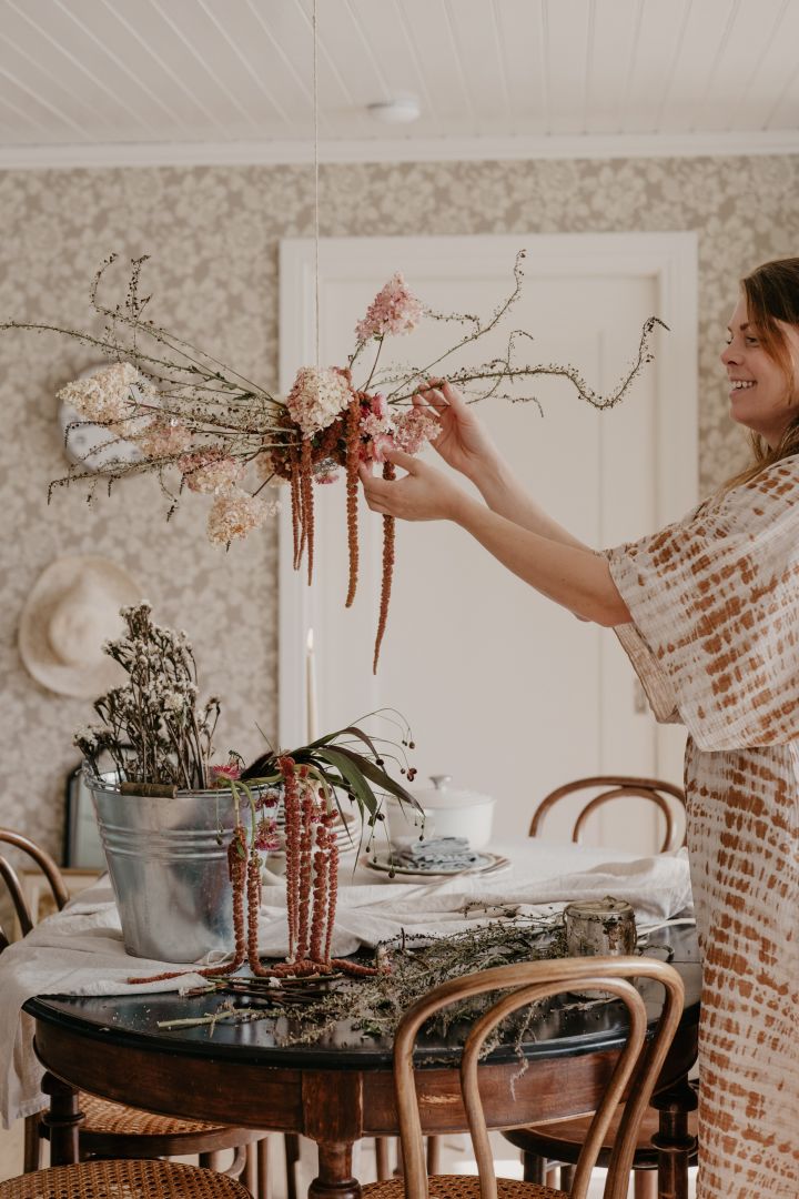 Dekorera hemmet med torkade blommor och gör ett blomstermoln som Johanna Berglund @snickargladjen gör här.