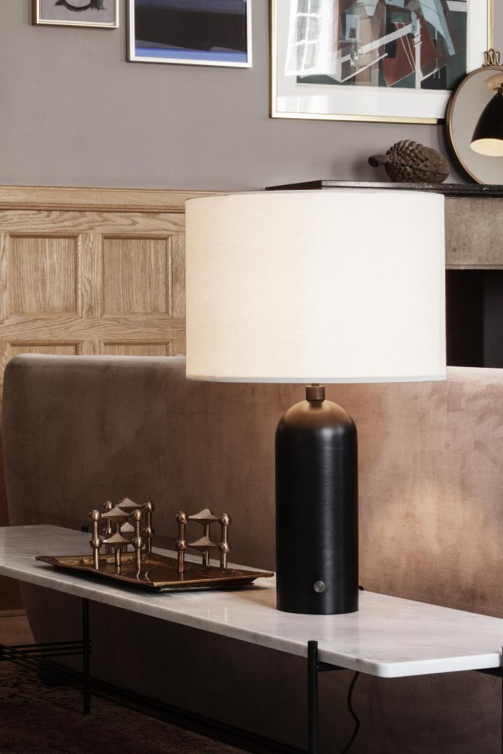 Lys upp din vardag med Gravity S bordslampa i svart marmor-canvas som är ett belysningstips för hemmet från ikoniska GUBI.