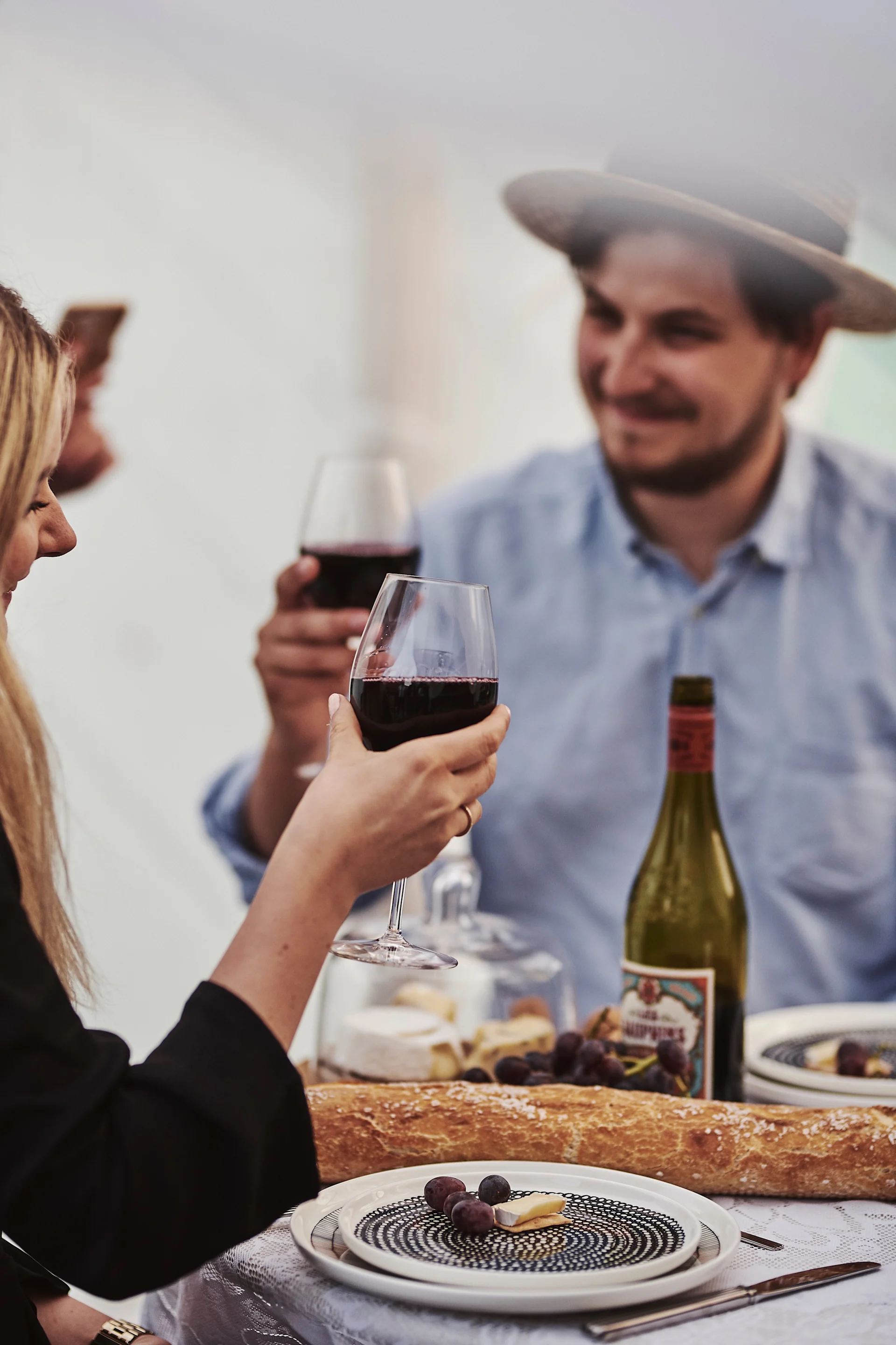 More vinglas från Orrefors passar perfekt för rödvinet & passar med sin stilrena design bra i den enkla, romantiska dukningen.