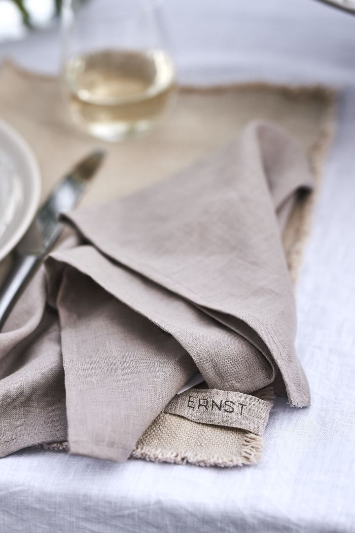 Lager-på-lager av textil som linne på sommardukningen skapar ett ombonat uttryck med linneservett, linneduk och bordstablett från ERNST.