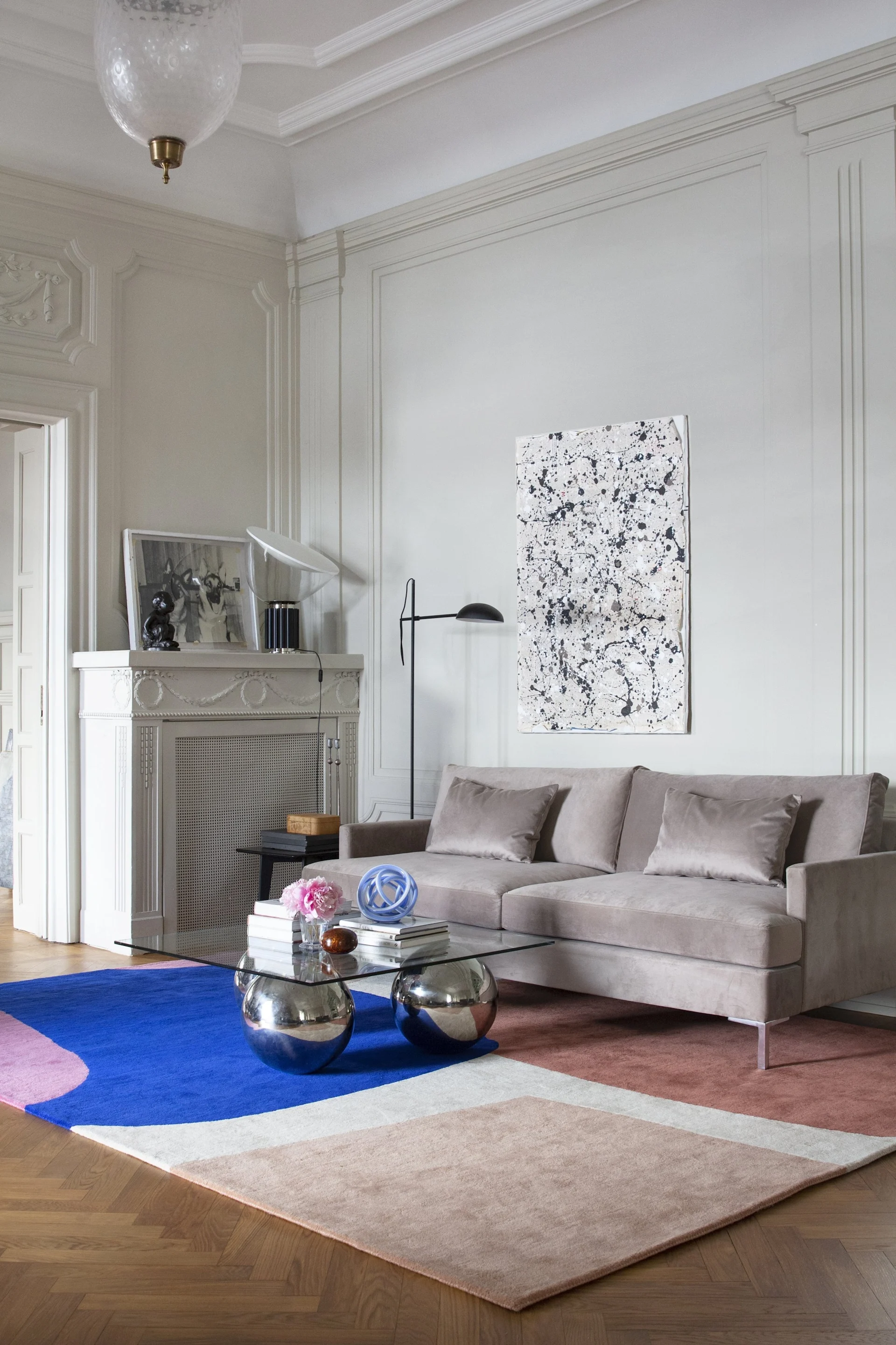 Inred med mattor – vardagsrum - här ser du Lake ullmatta från Layered i härliga färger.