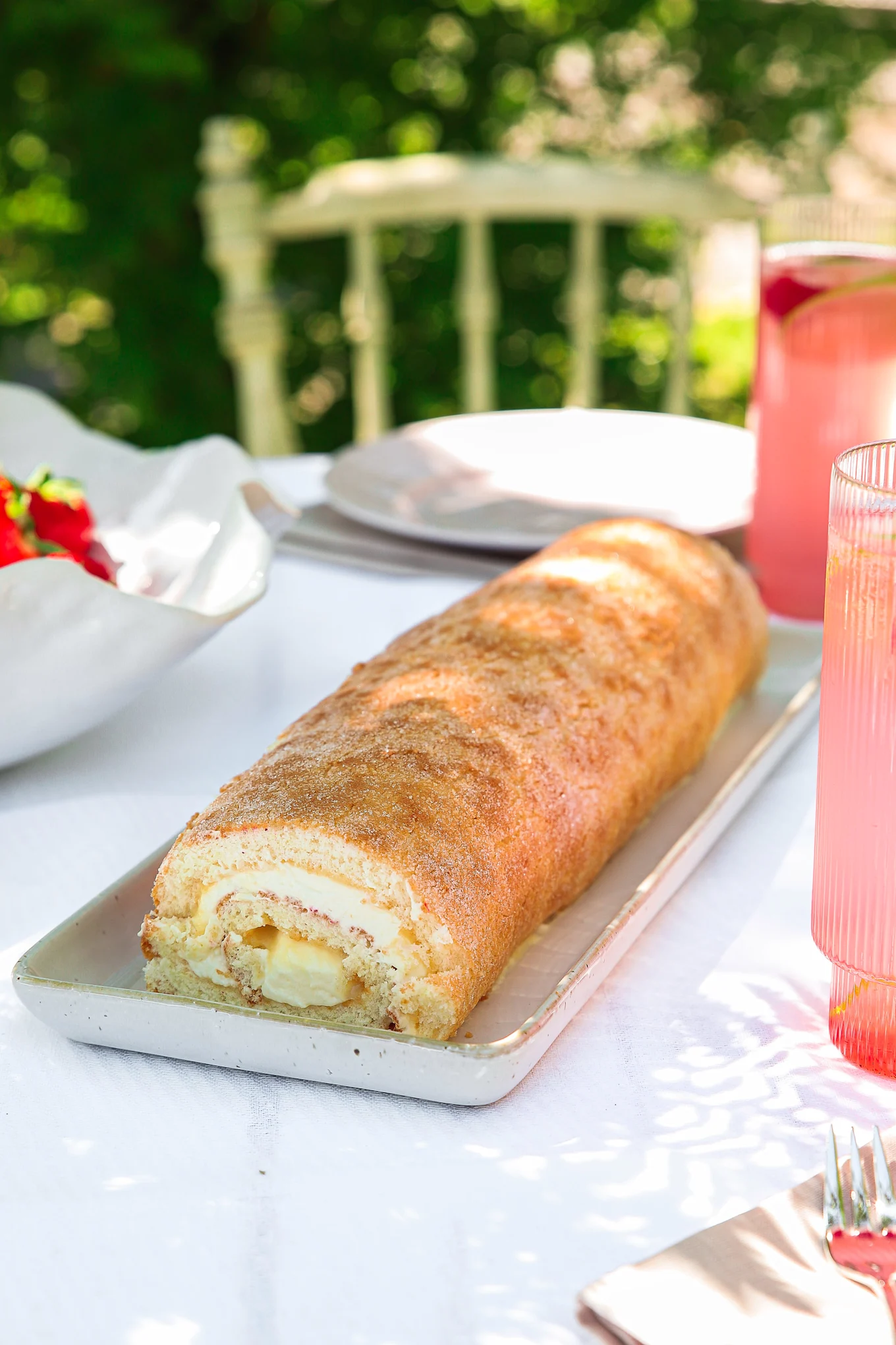 Frida Skattberg "Baka med Frida" bakar enkla tårtor till midsommar såsom denna goda rulltårta på Ernst uppläggningsfat bredvid Ripple Long drink glas från Ferm Living.