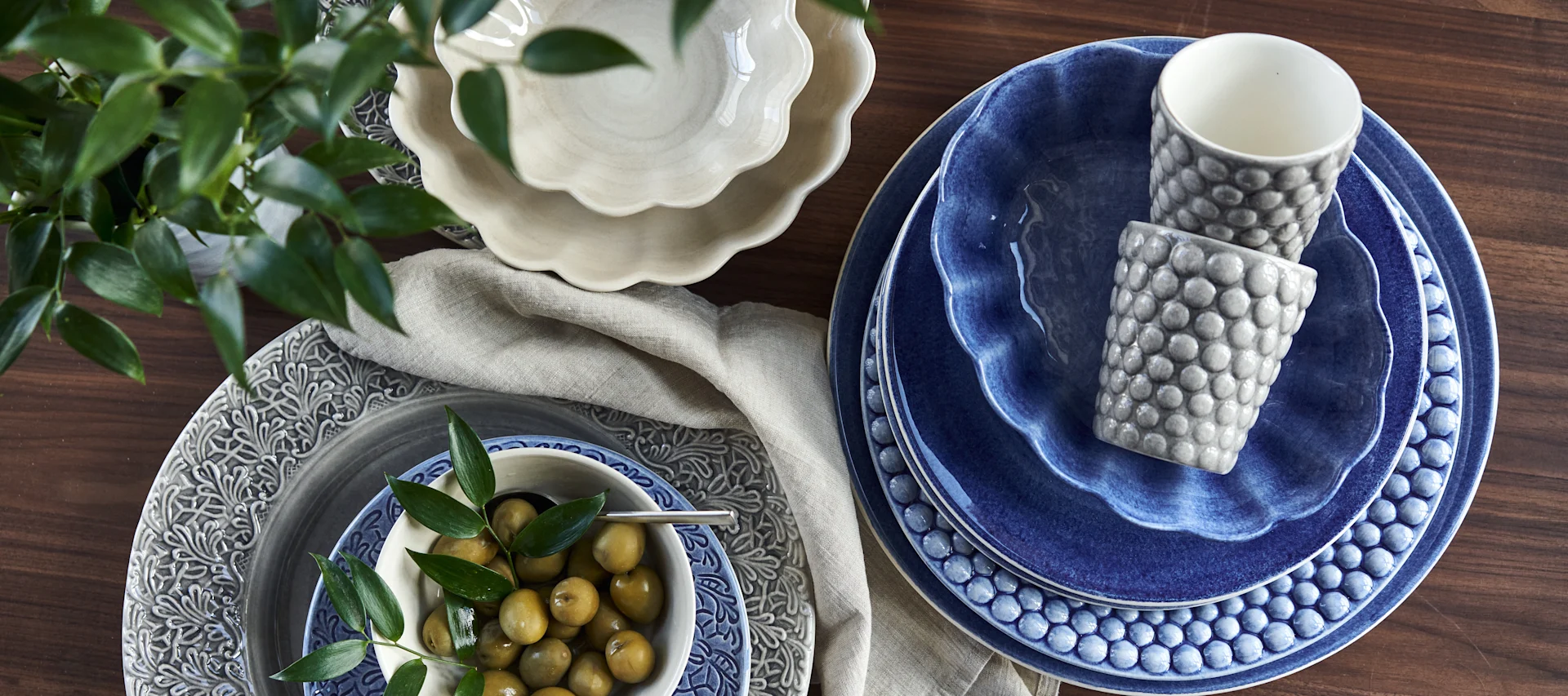 Mors dag present tips - här blått porslin från Mateus i variation av tallrikar, skålar och muggar. 
