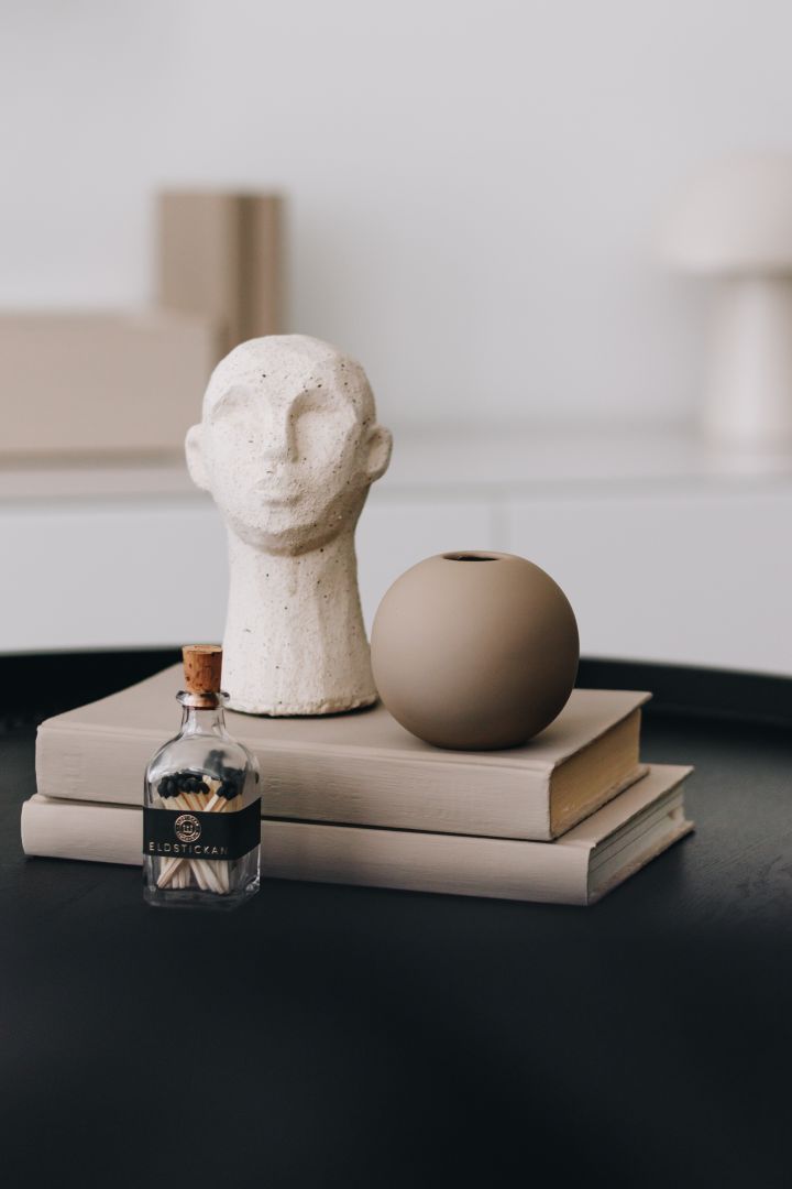 Snyggt stilleben för vardagsrummet hos Instagram-profilen @bythun med liten vas, skulptur och böcker i ton-i-ton.