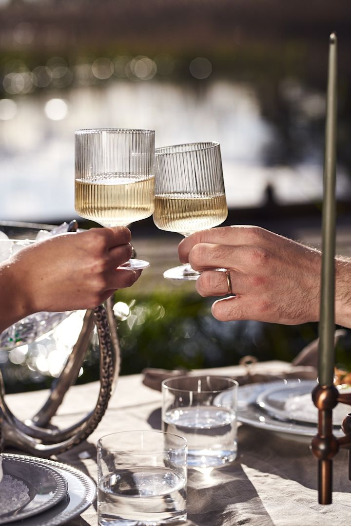 En sommarskål med Ripple vinglas från Ferm Living på en skaldjursafton på bryggan. 
