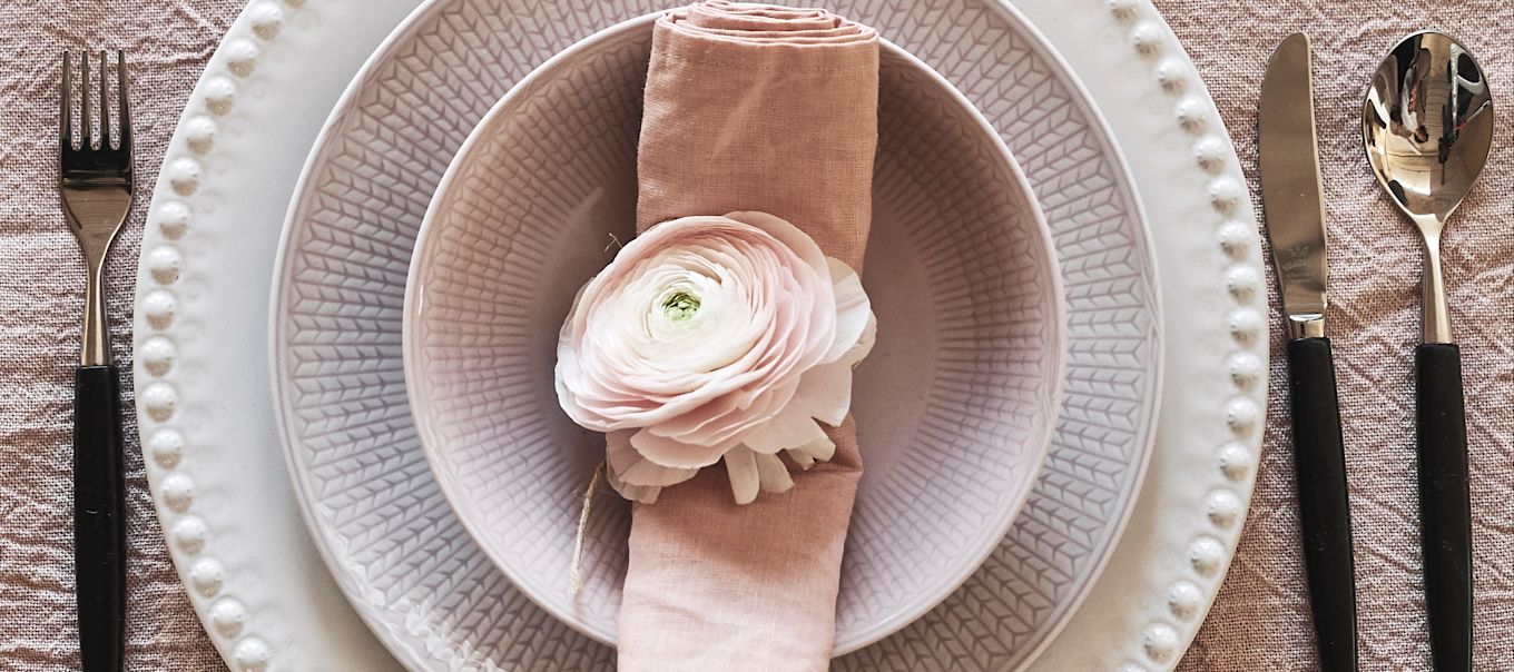 Ett vårlikt tallrikskuvert i vitt och rosa med Swedish Grace tallrik och djup tallrik och retroinspirerade bestick är perfekt till middagsdukningen. 