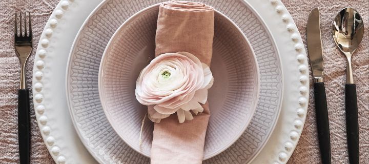 Ett vårlikt tallrikskuvert i vitt och rosa med Swedish Grace tallrik och djup tallrik och retroinspirerade bestick är perfekt till middagsdukningen. 