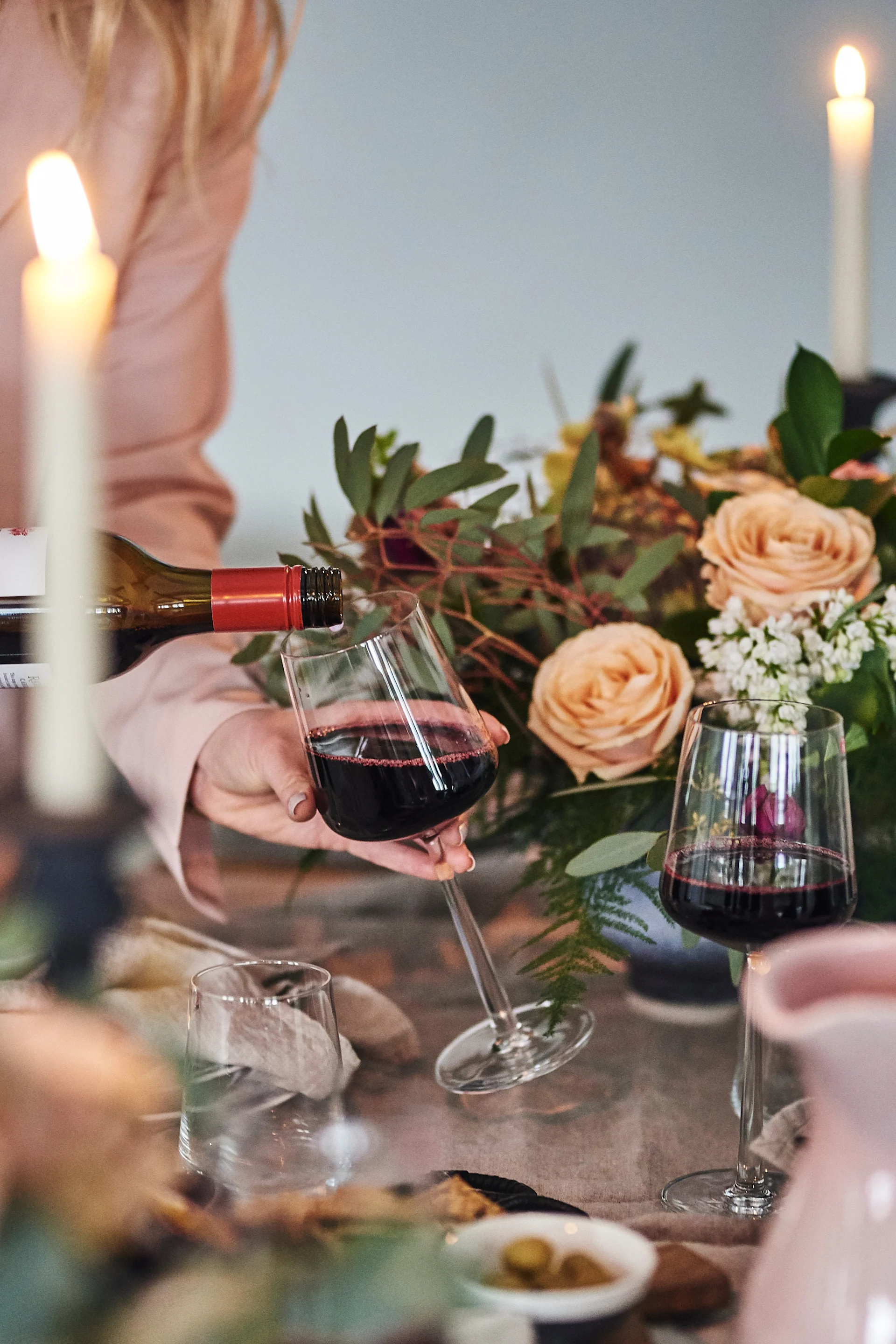 Vårdukning i rosa pastelltoner med Essence rödvinsglas från Iittala i fokus.