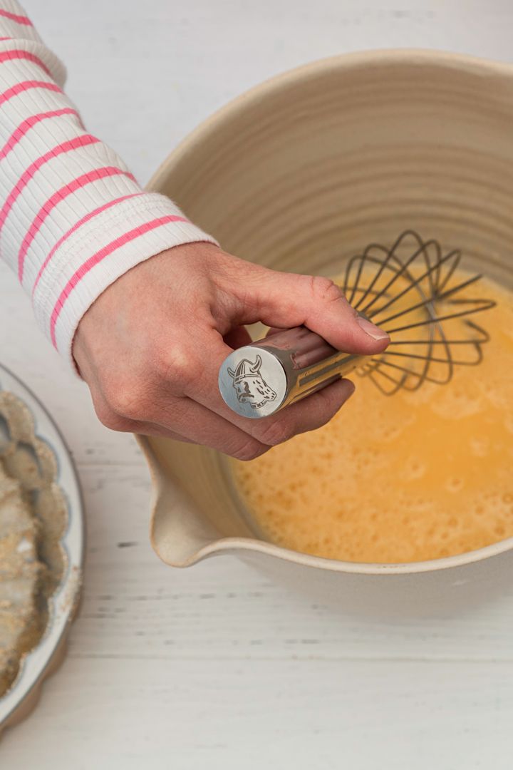 Baka en klassisk Silviakaka med hjälp av Baka med Fridas enkla påskrecept. Vispa smeten till påskkakan med Nordic Ware ballongvisp för en fluffig smet.