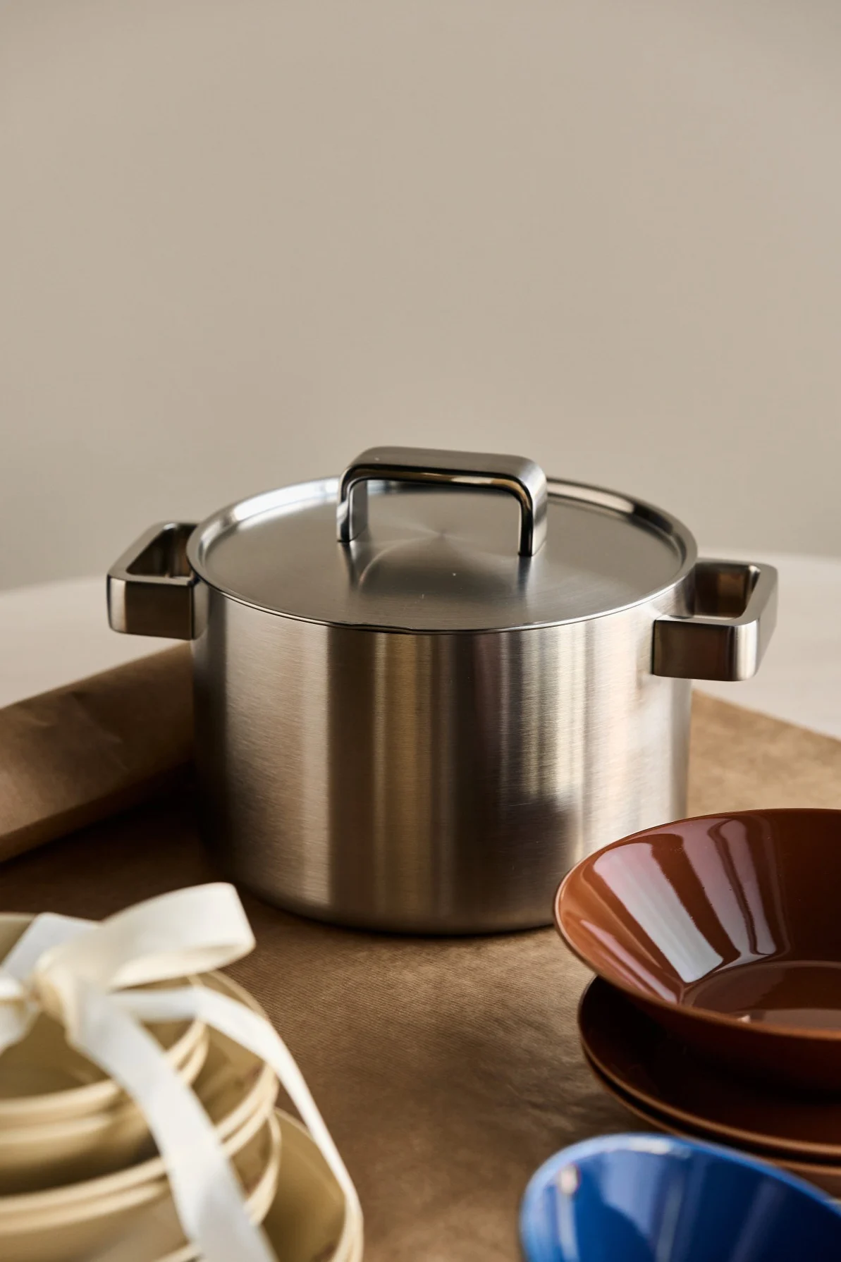 Tools gryta från Iittala är perfekt att ge som student present. Kombinera grytan med en grytvante eller annat kökstillbehör för att skapa ett fint presentkit.