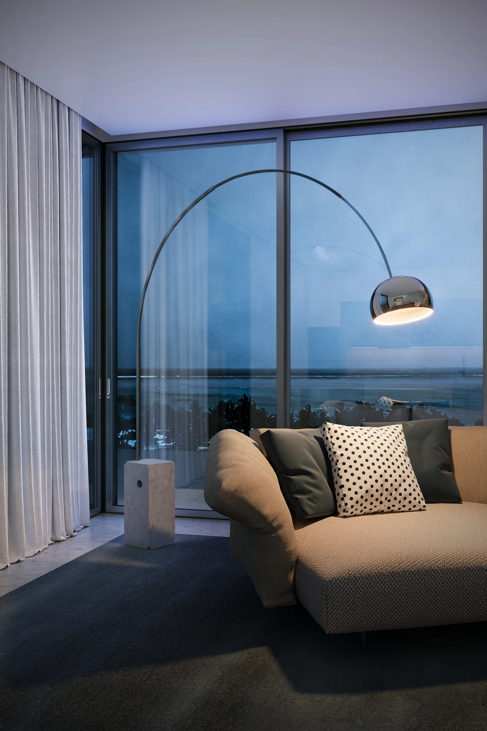 Ett mörkt vardagsrum där en Arco golvlampa hänger som i en båge över soffan. Lampan tillhör en klassisk designlampa.