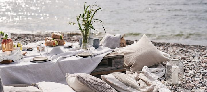 En lyxig picknick på stranden med lastpallar som bord.