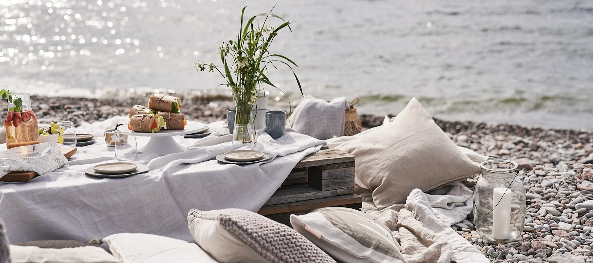 En lyxig picknick på stranden med lastpallar som bord.