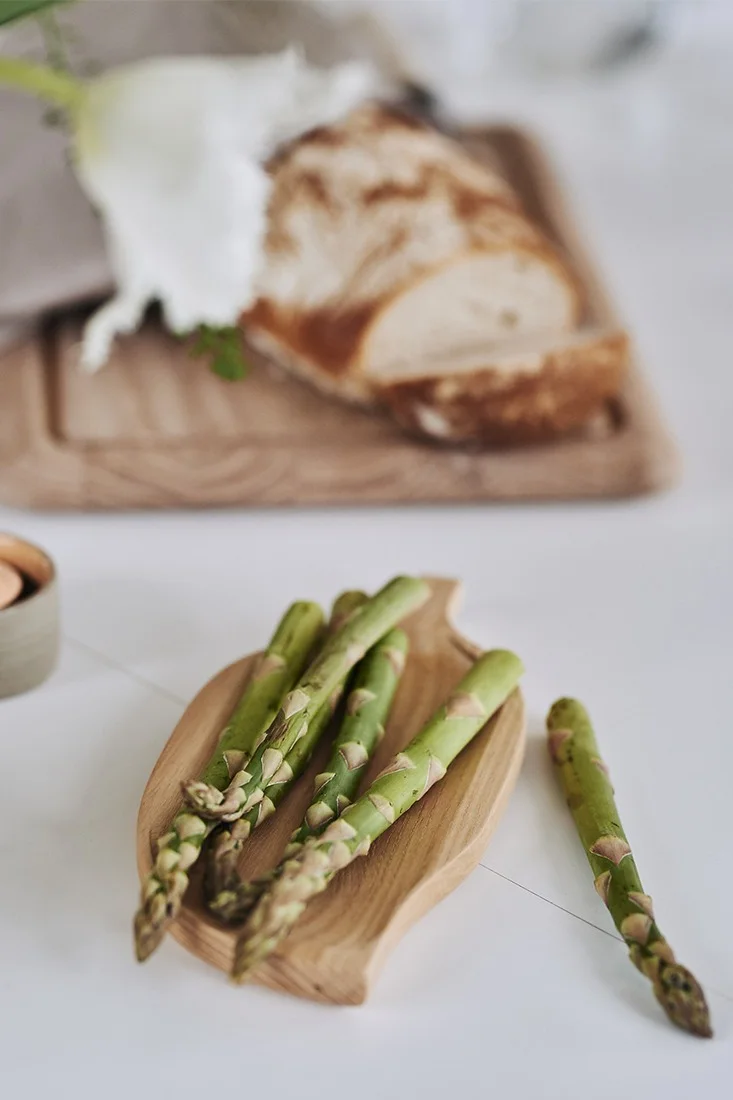 Bricka i formen av ett löv från Bloomingville står på middagsbordet med sparris på. 