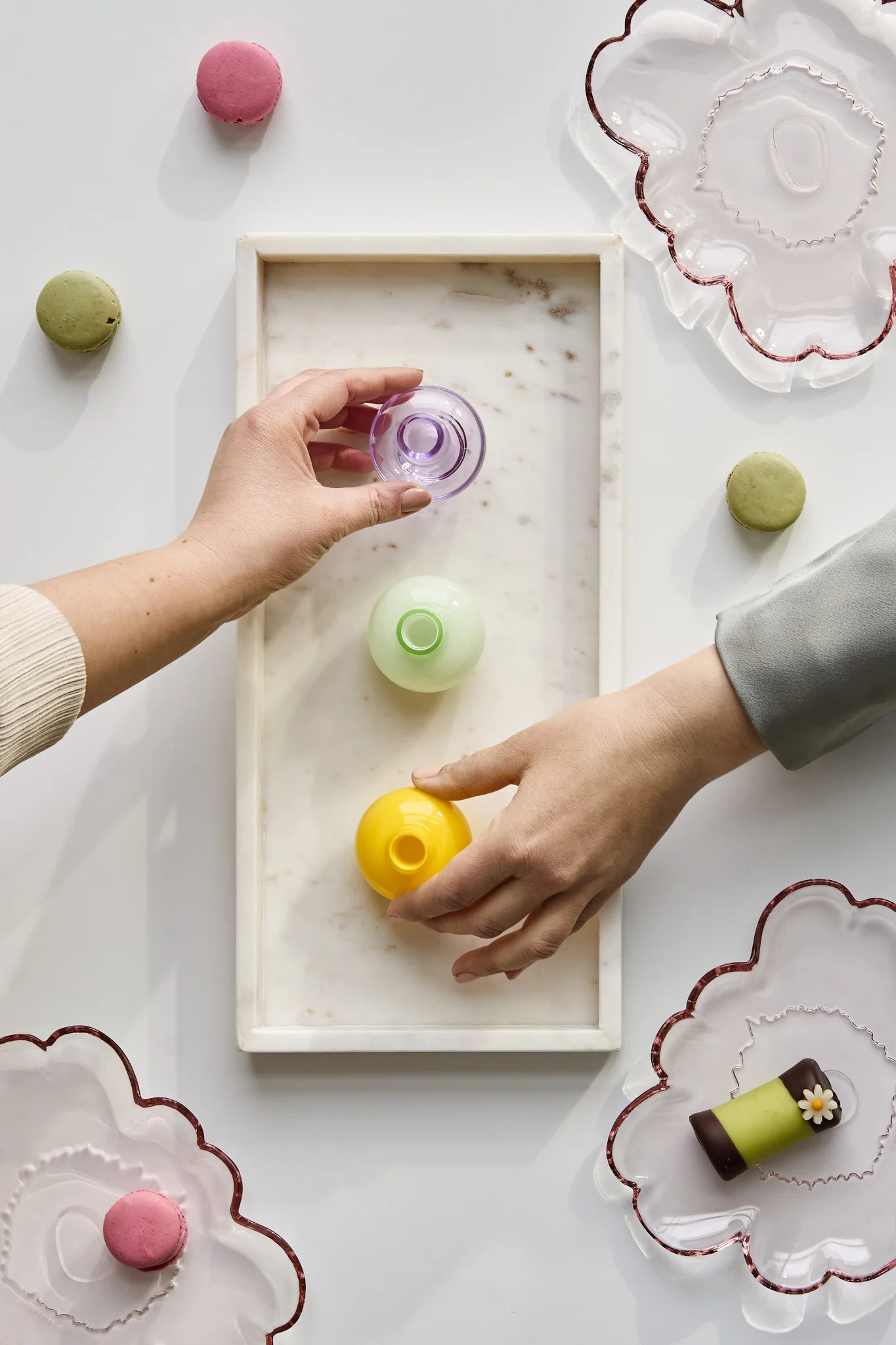 Händerna får minivaser i olika färger att ta med sig hem som party presenter. Upptäck hur man ordnar en fest med en oförglömlig atmosfär.