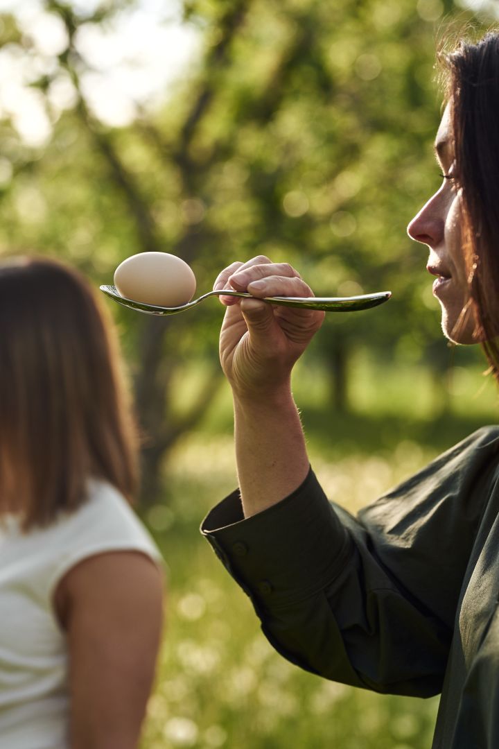 Att ha stafett med ägg på en sked är tips på roliga sommaraktiviteter att göra på sommarfesten.