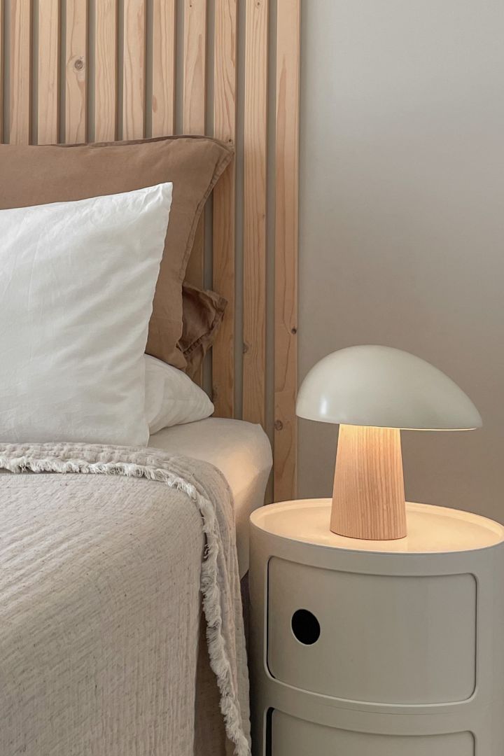 Säsongens trendiga svamplampa är Night Owl bordslampa i ask från Fritz Hansen som blir en snygg inredningsdetalj på sängbordet. Foto: @our_home_living.