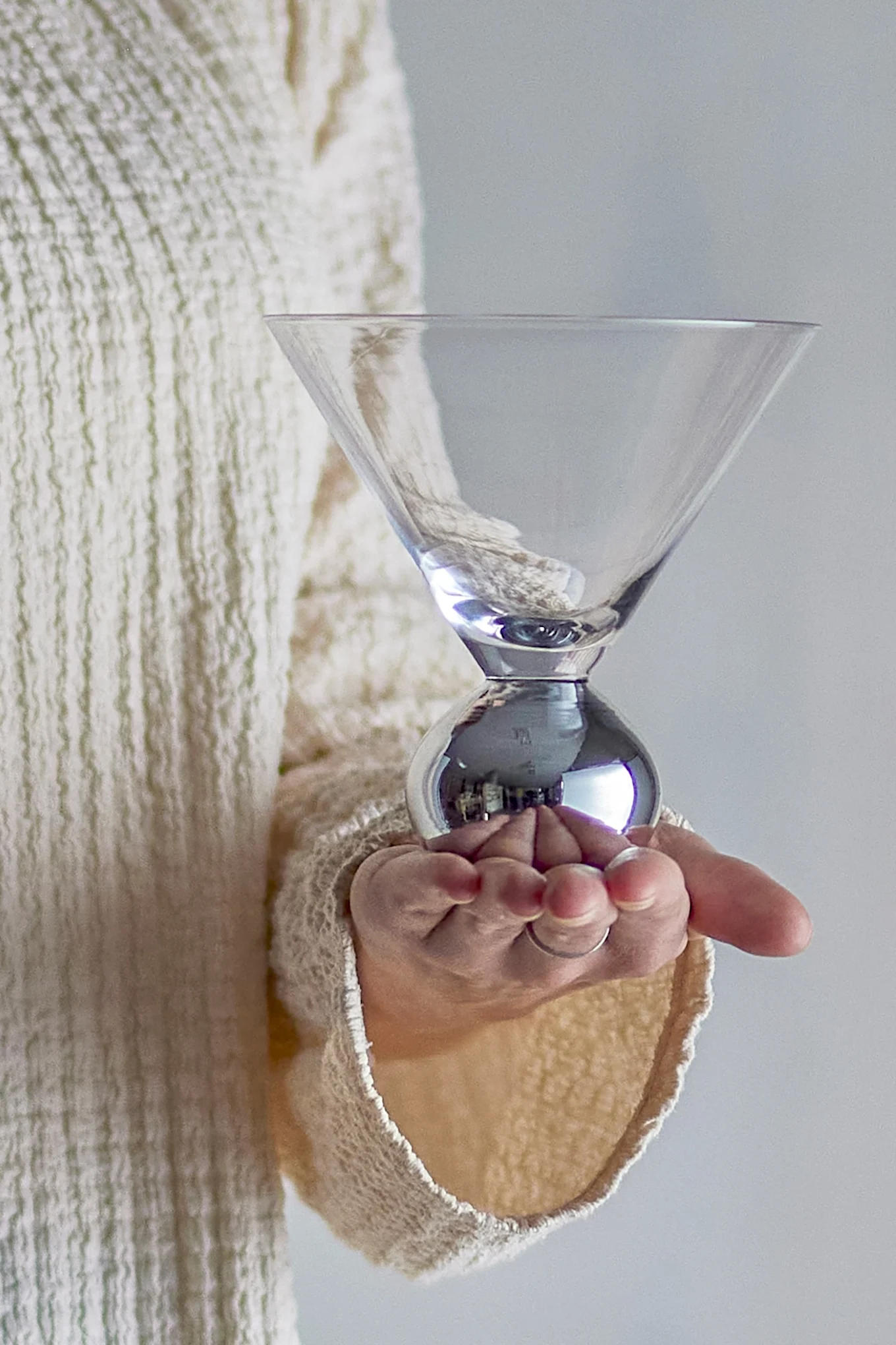 Ett elegant, festligt glas med rund fot och generös öppning är en perfekt julklapp för den som uppskattar vackra dukningar.