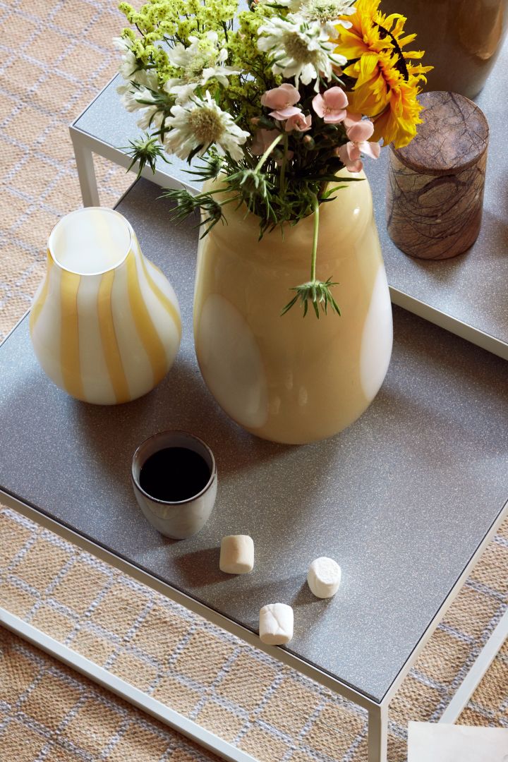Skapa semesterkänslan i ditt hem med medelhavsinredning såsom droppformade Ada dot glasvas från Broste Copenhagen i gult.