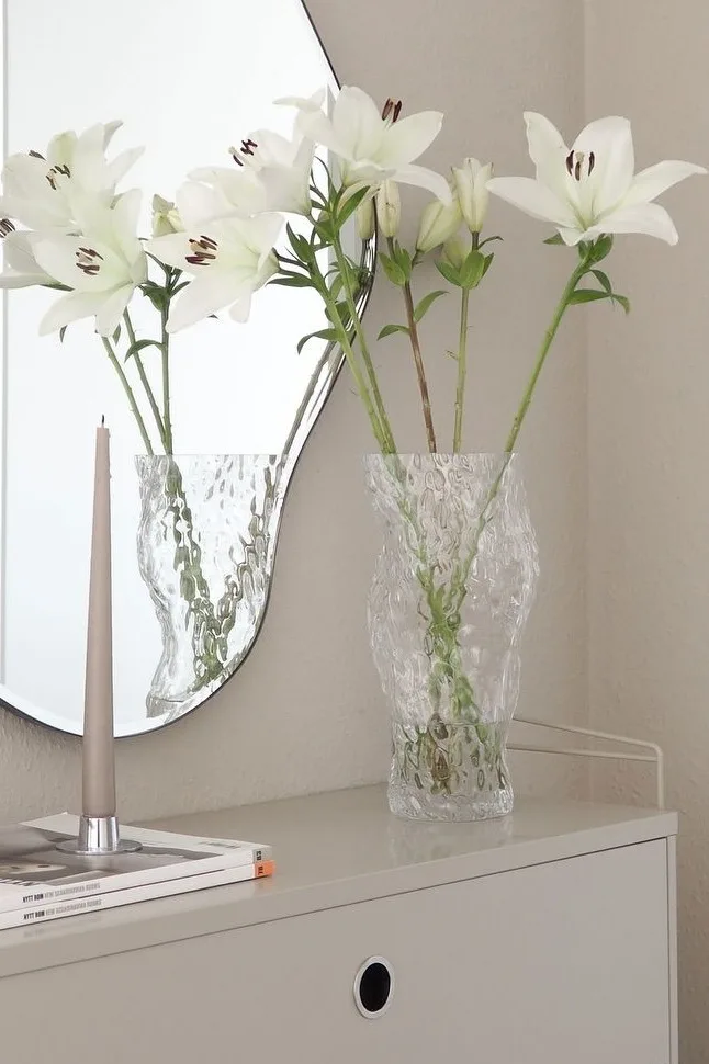 Hein Studio-vasen i klarglas är den bästa vasen för blommor med hög stjälk, som liljor. 