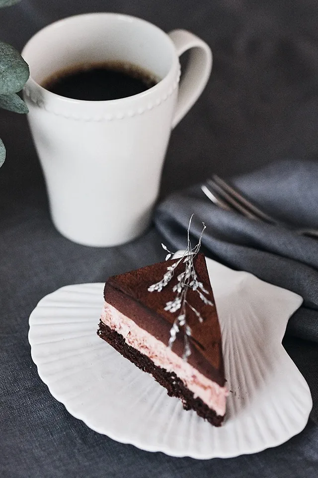 Nyårsfestens dessert serveras på rolig, snäckformad tallrik från By On som dessutom fungerar som festlig dekoration.