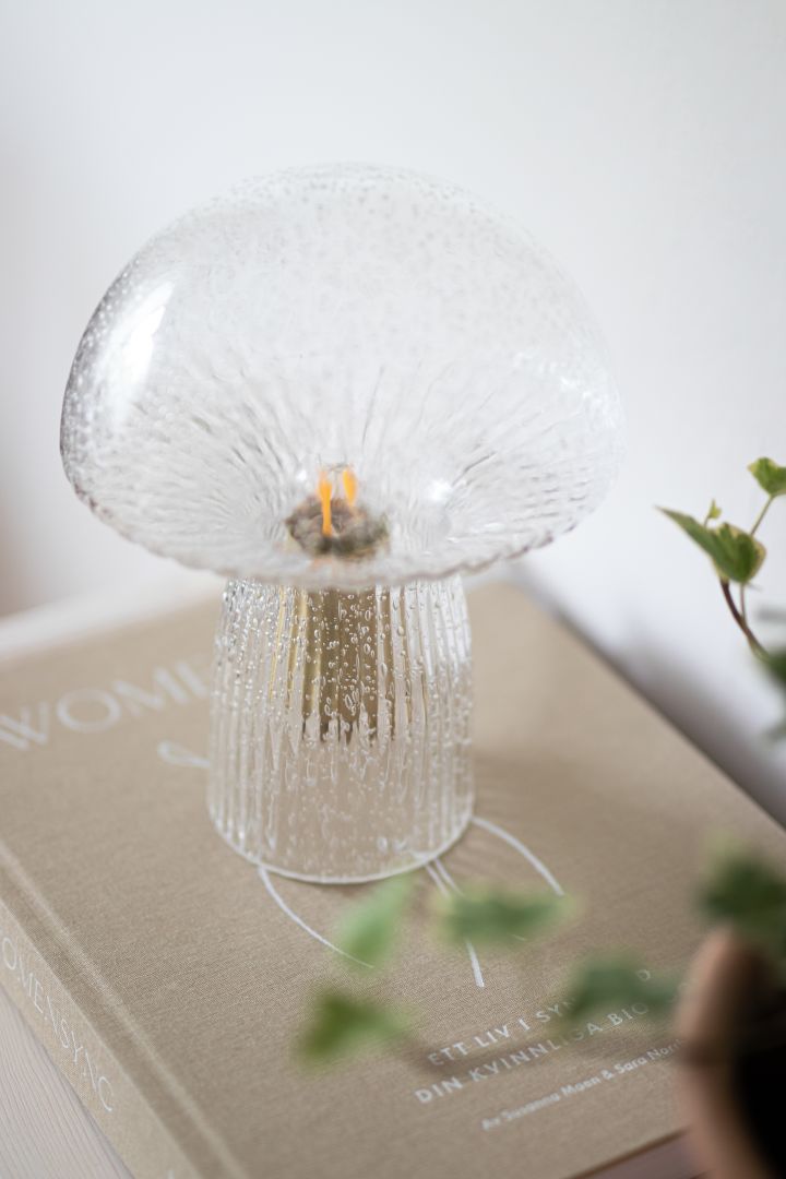 Inredning i räfflat glas är en av årets trender där Fungo bordslampa från Globen Lighting är en stor favorit i hemmet med dess svampliknande form.