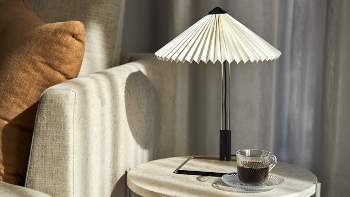 Trendiga Matin bordslampa i vitt, guld och svart med en plisserad skärm från HAY.
