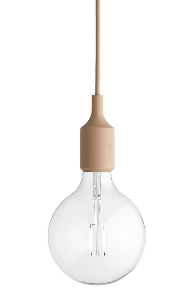 Lampan E27 från Muuto är en stilren och minimalistisk lampa som finns i flera olika färger. Lampan består av en sladd och fäste i silikon som kombineras med en stor, naken glödlampa. 