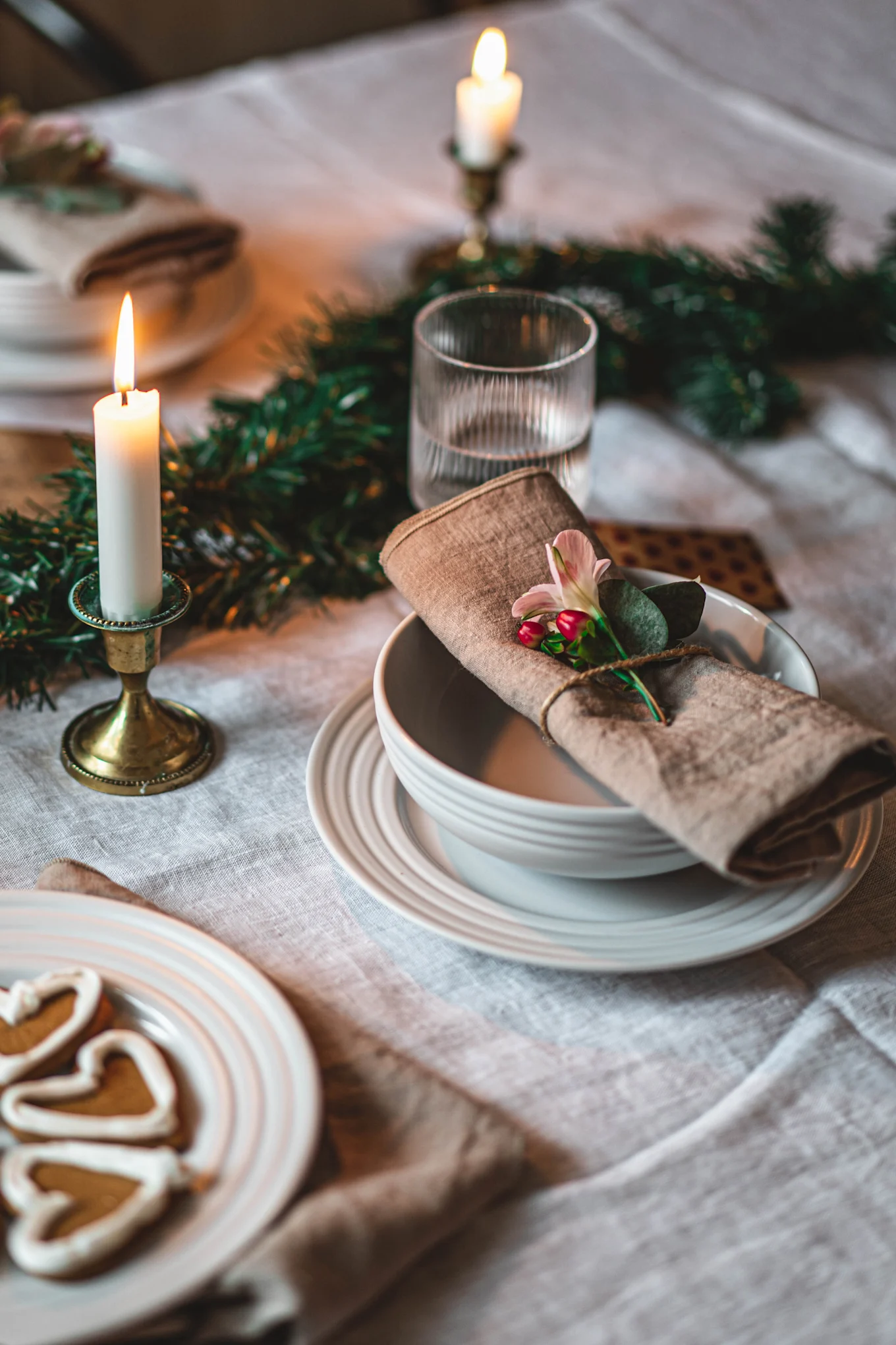 Tips på julklappar - ge bort stilrent porslinsset, här i vitt från NJRD på en sagolik juldukning från Hannes Mauritzson. 