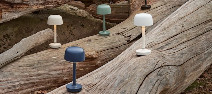 Inred med uppladdningsbara lampor utomhus för att skapa en mysig uteplats eller trädgård, här Halo portabel lampa från Scandi Living i olika färger.