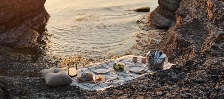 Ta med uppladdningsbara lampor ut på picknicken i sommar - här  står det uppdukat vid raukarna på Öland. 