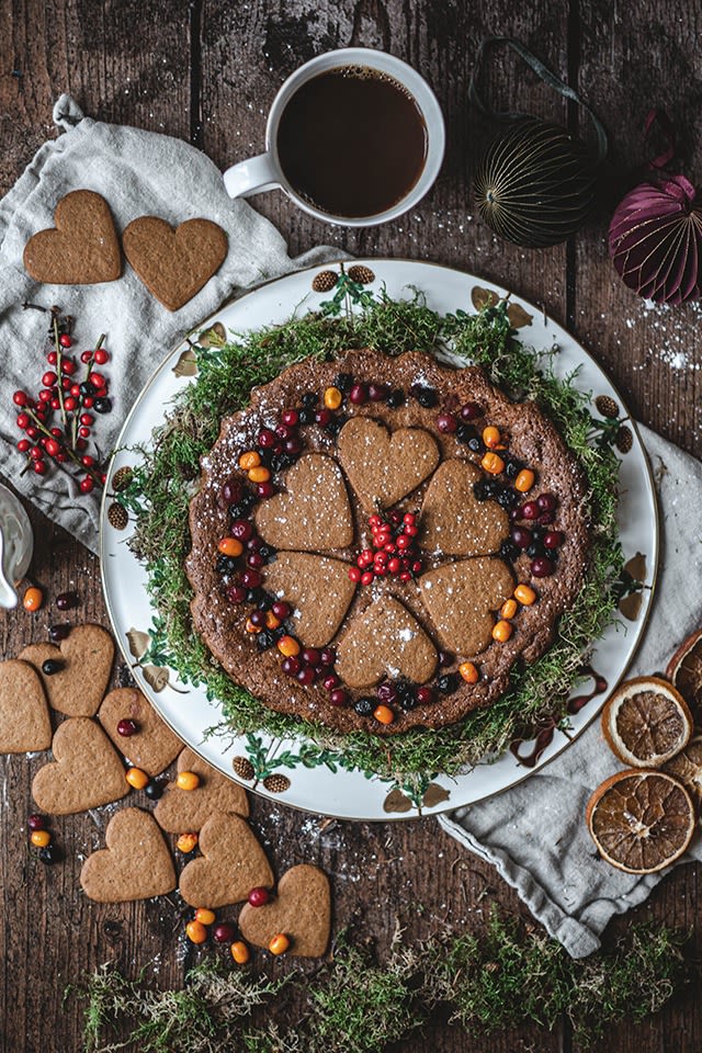 Pepparkakskladdkaka vackert serverad på Star Fluted-tallrik hemma hos Hannes Mauritzson. 