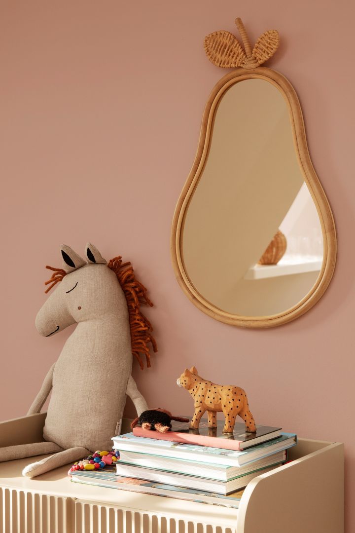 Inred med speglar för ett lyxigt hem - här är Pear spegel från Ferm Living i form av ett päron som ger ditt hem en lekfull och trendig känsla.