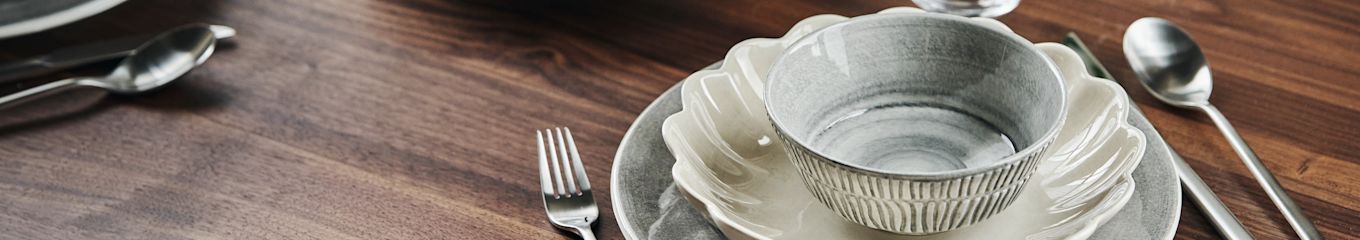 Dukningsinspiration på Nordic Nest, för dukning till fest och vardag. I bild dukat bord med Mateus-porslin i neturala färger med skålar & tallrikar.
