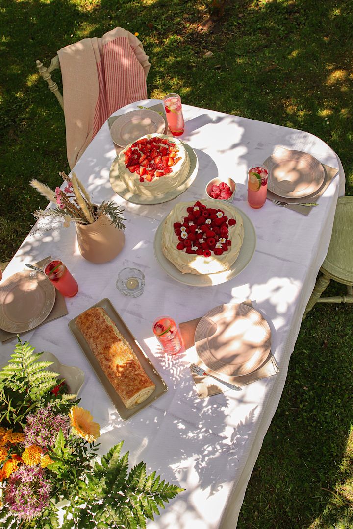 Skapa en enkelt fin dukning till midsommar med hjälp av mjuka textilier, blomster och färgrika saker. Foto: Frida Skattberg @bakamedfrida