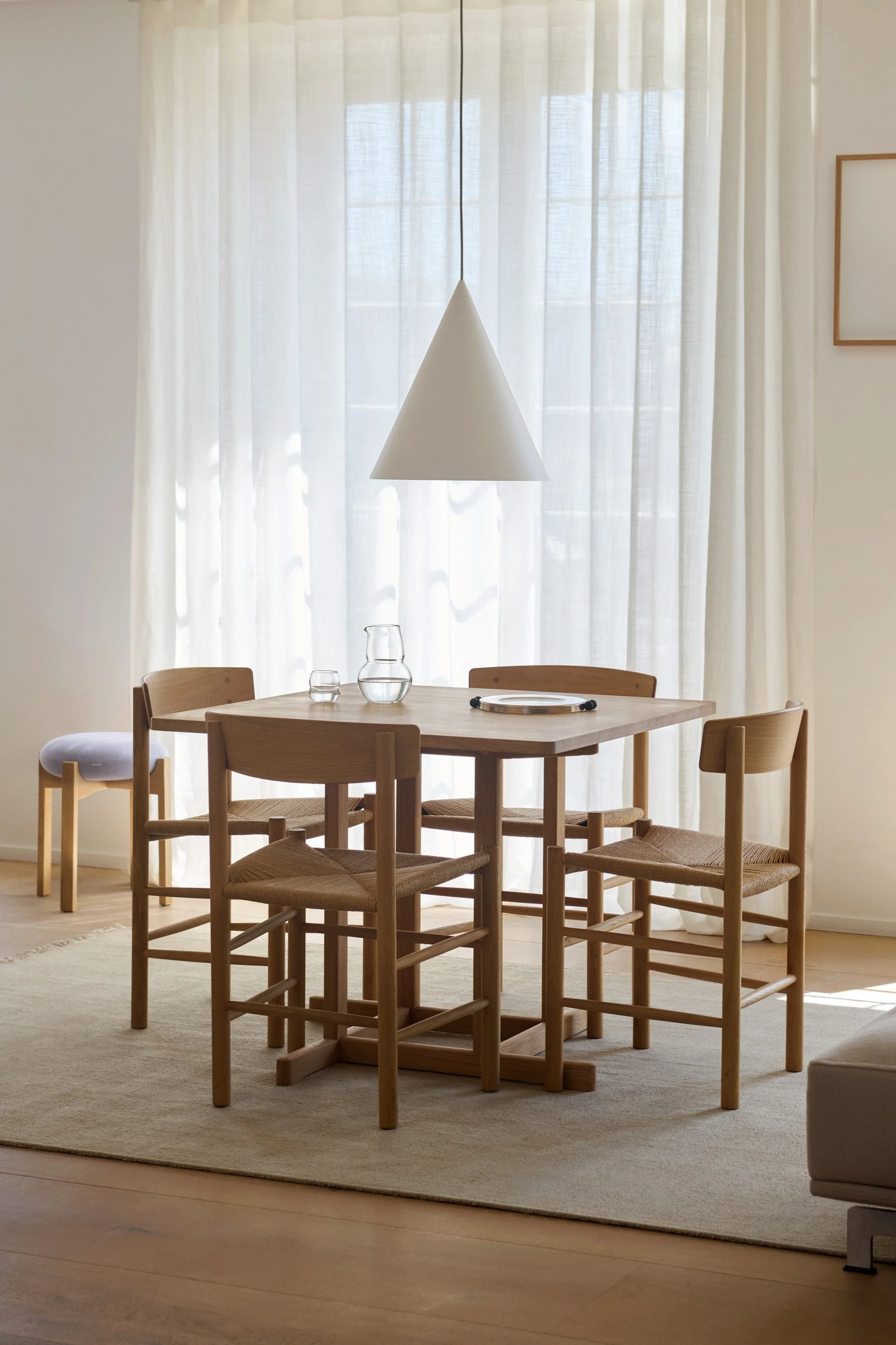 En matplats inredd i skandinavisk stil och med god skandinavisk design som trästolar och pall från Skagerak. 