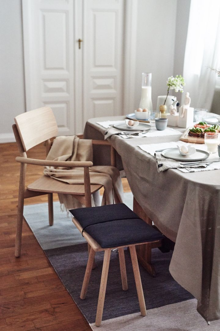 En matplats inredd i skandinavisk stil och med god skandinavisk design som trästolar och pall från Skagerak. 