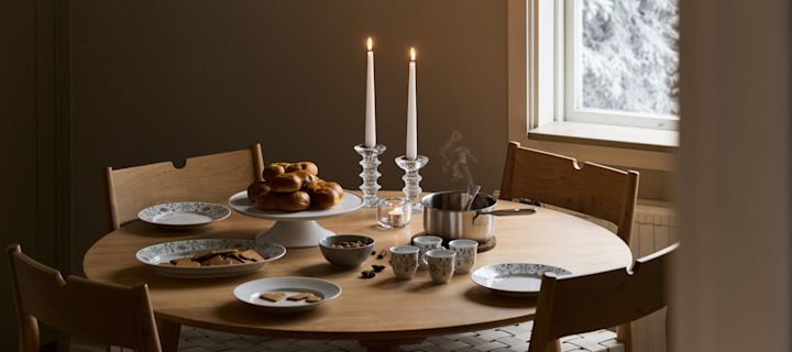 Dukning på ett glöggmingel med porslin från Royal Copenhagens serie Star Fluted jul