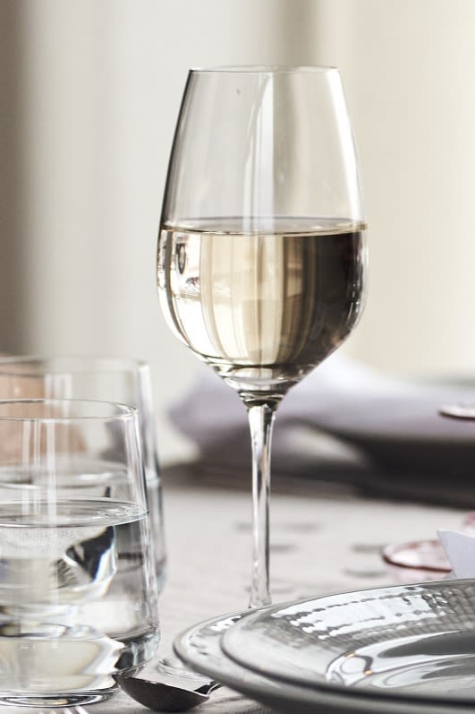 Kupans storlek & form på ett vinglas kan göra stor skillnad för smaken. More vinglas från Orrefors har generösa kupor som passar både rött & vitt vin.