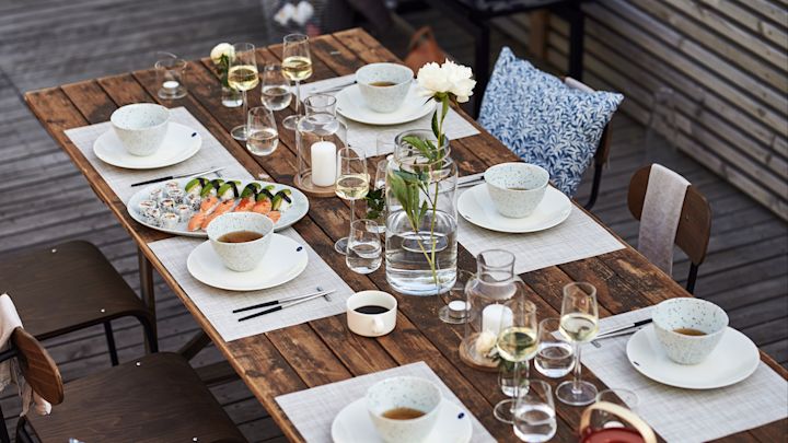 Fräsch vit dukning med 24h tallrikar från Arabia & sköra glas från Iittala & Orrefors utgör basen i denna sommarfest.