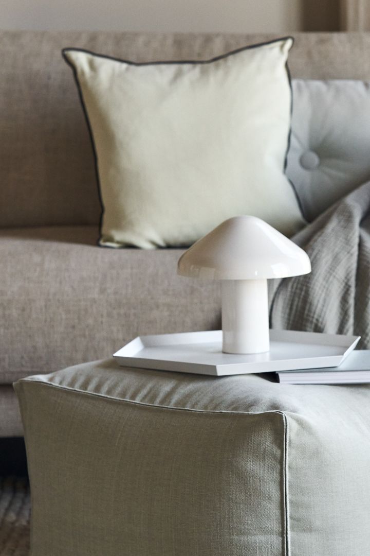 Säsongens trendiga svamplampa är Pao portable bordslampa från HAY i vitt som blir en snygg inredningsdetalj i ditt hem.