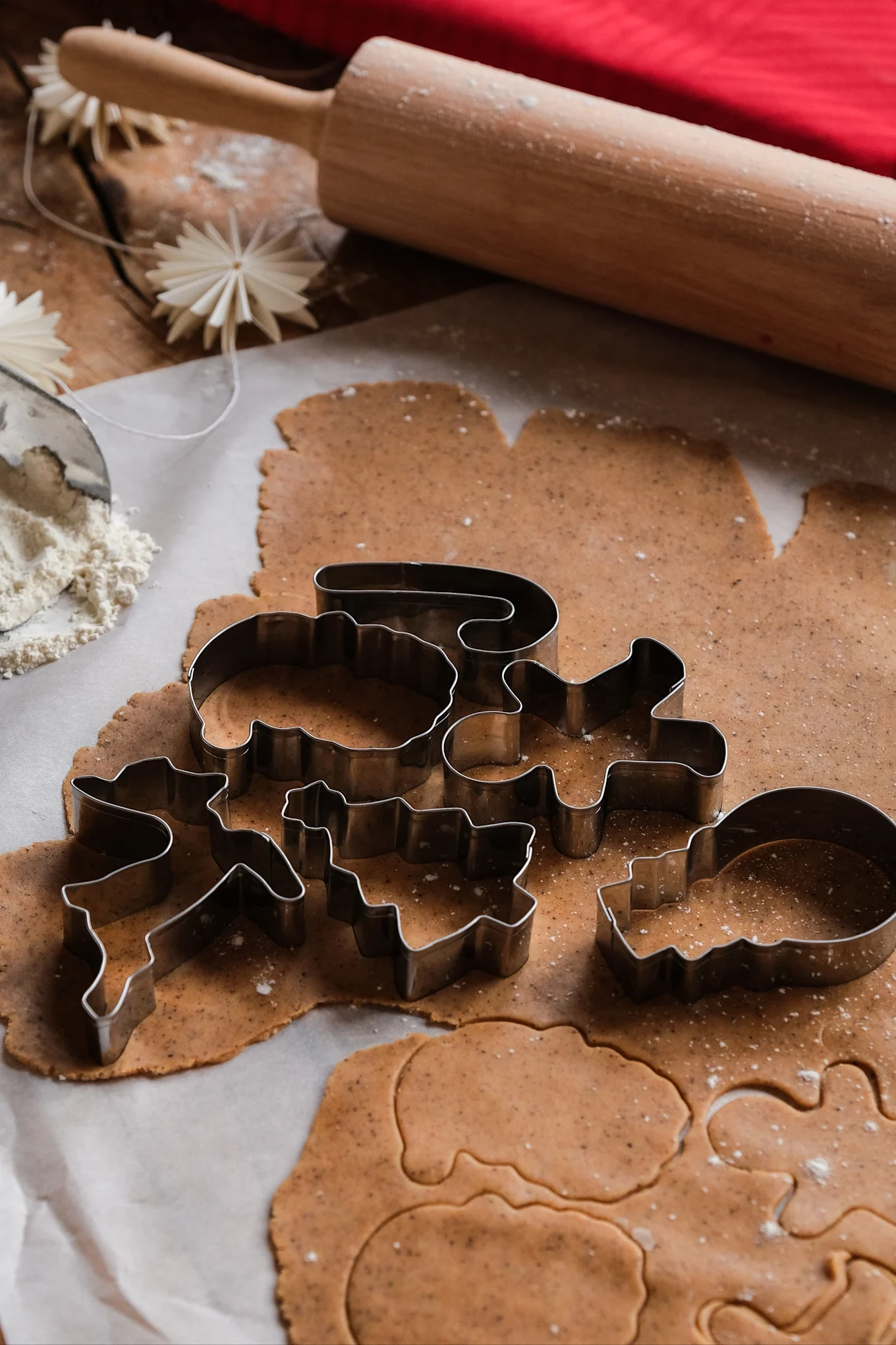 Pepparkaksformar ligger på en pepparkaksdag tillsammans med en kavel som Baka med Frida tipsar om i sitt recept för årets julbak.