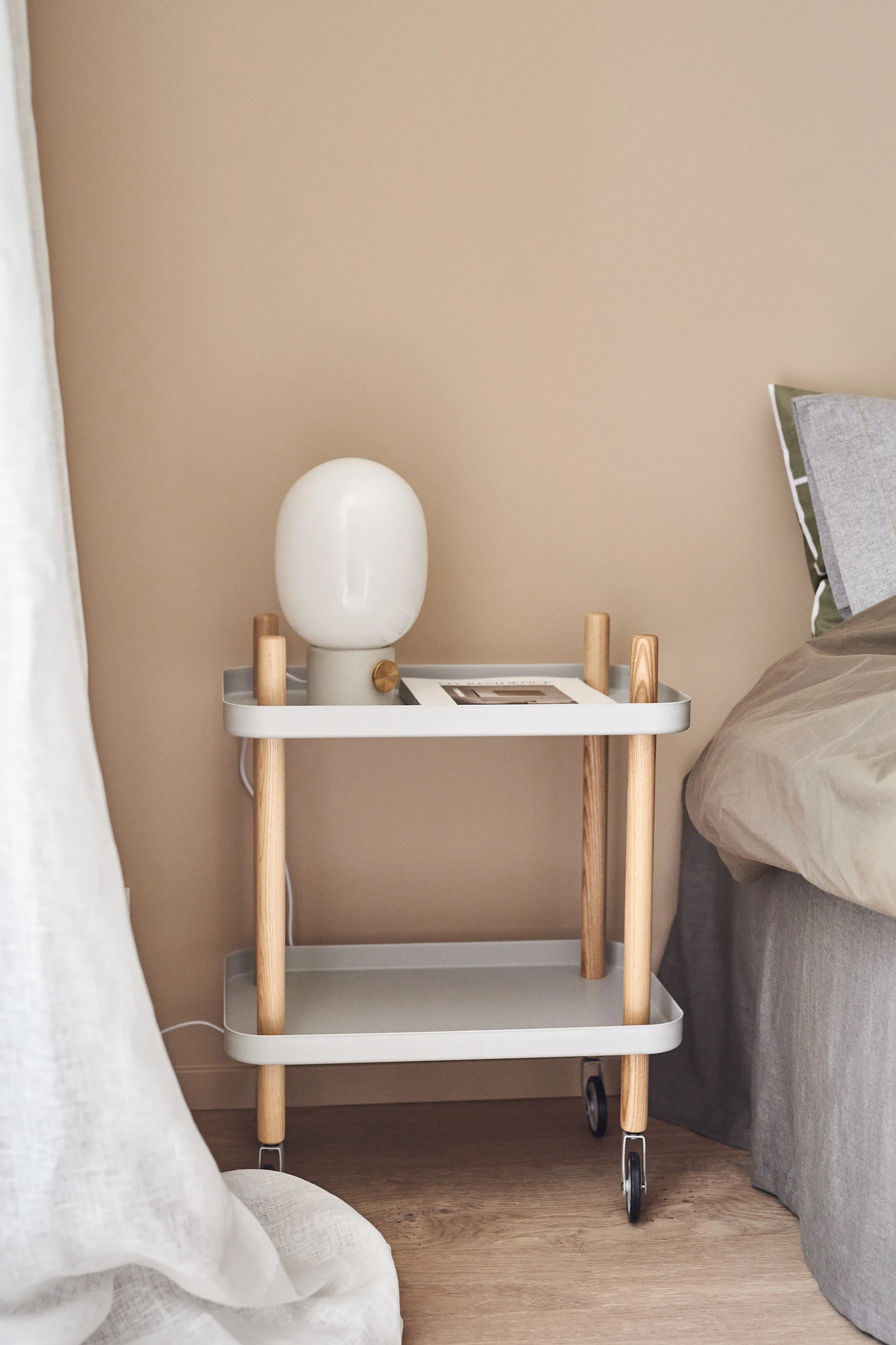 Inred sovrummet med sidobord eller som detta bord med hjul från Normann Copenhagen så får du hotellkänsla i rummet. 